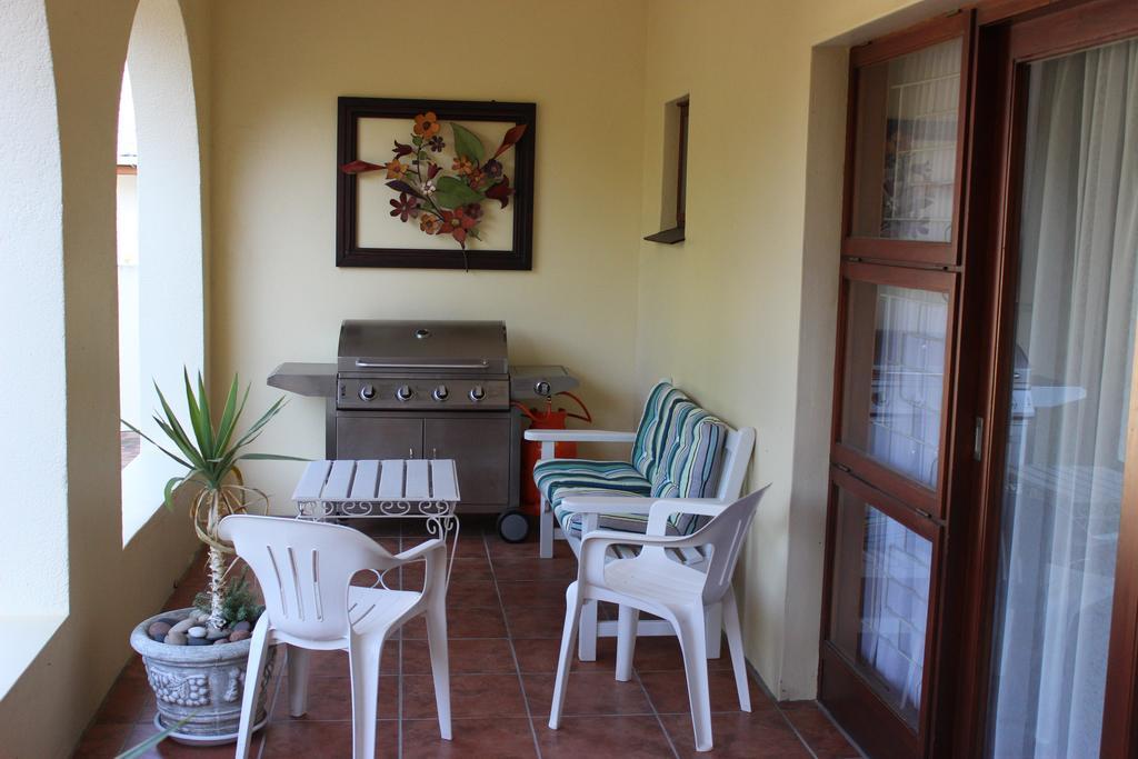 Smuts Ave. Guest Rooms Херманус Екстериор снимка