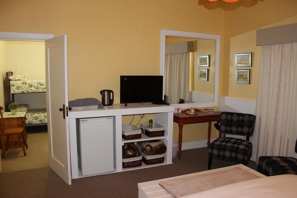Smuts Ave. Guest Rooms Херманус Екстериор снимка