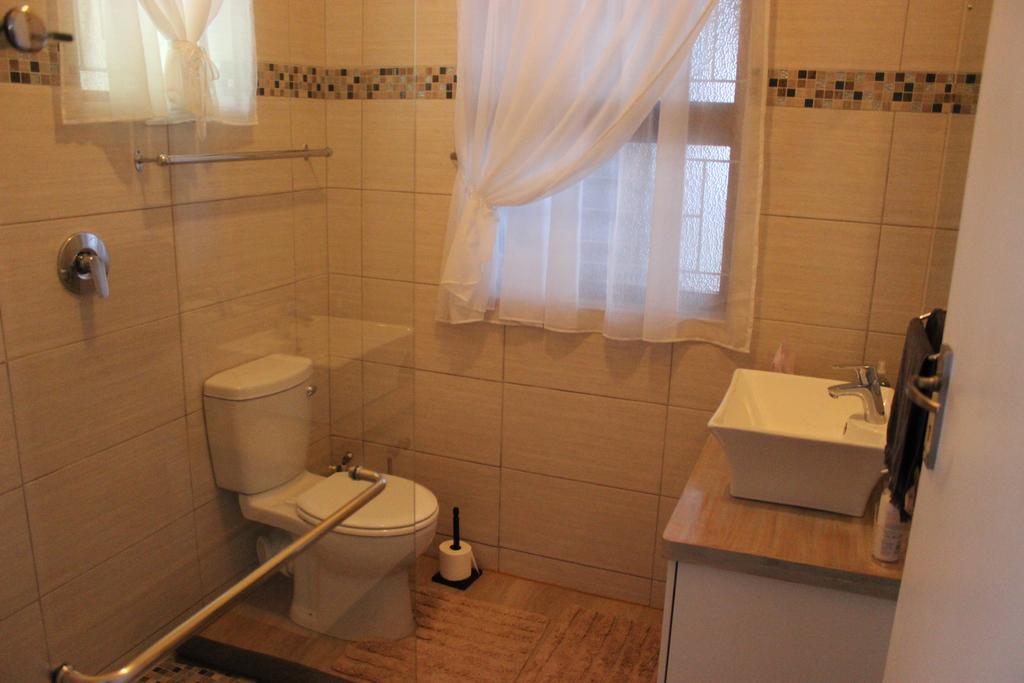 Smuts Ave. Guest Rooms Херманус Екстериор снимка