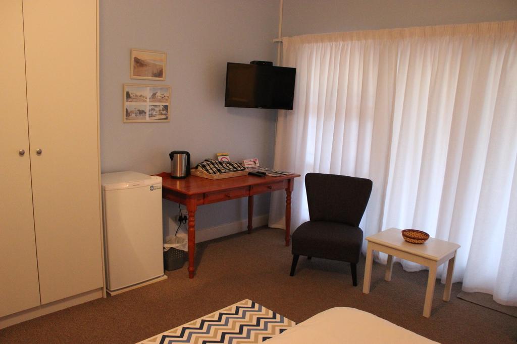 Smuts Ave. Guest Rooms Херманус Екстериор снимка