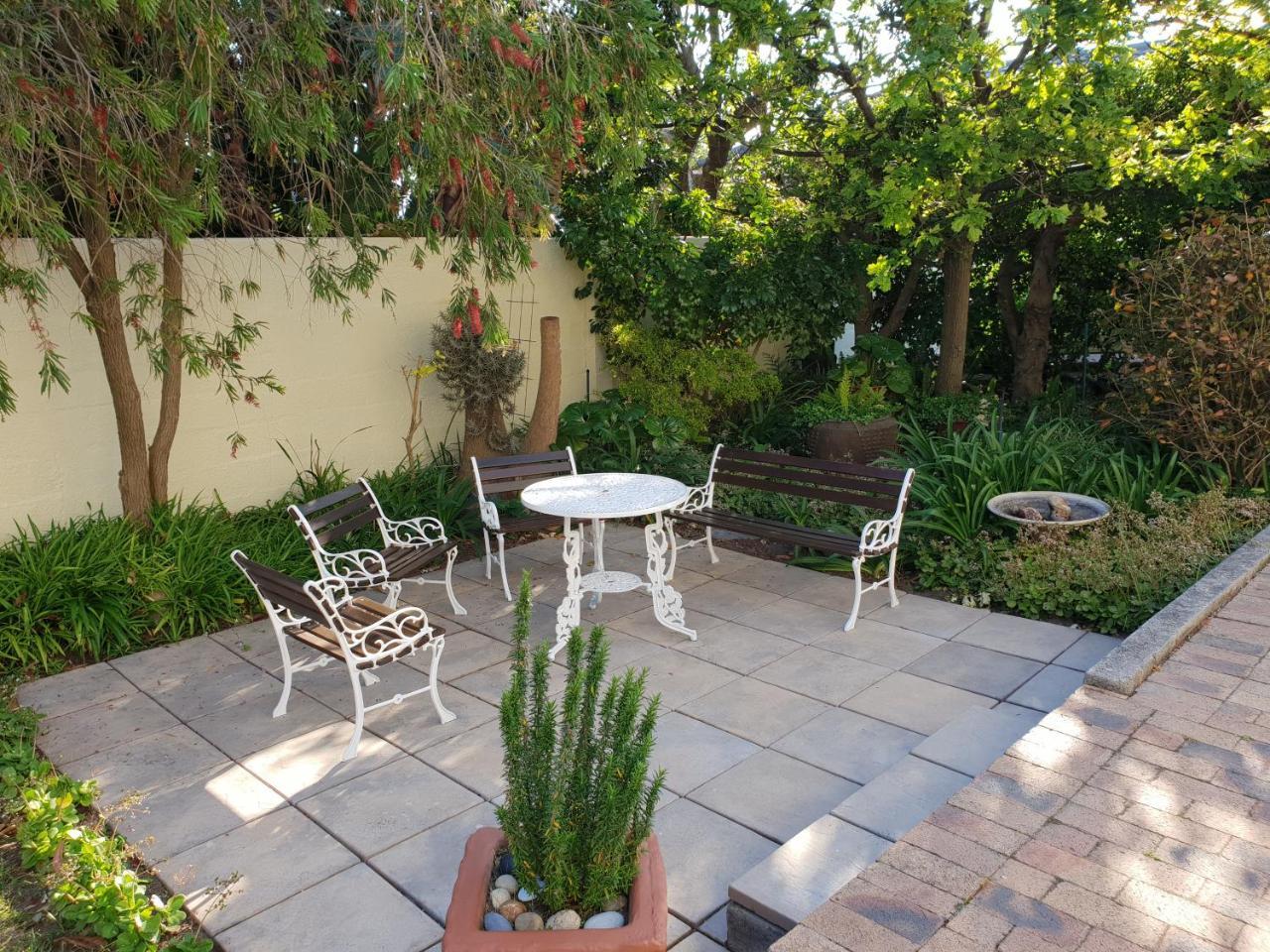 Smuts Ave. Guest Rooms Херманус Екстериор снимка
