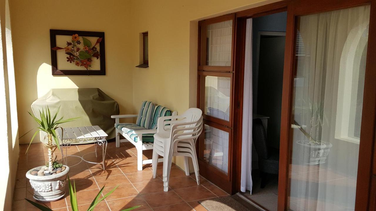 Smuts Ave. Guest Rooms Херманус Екстериор снимка